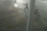 Impactante video: Se frenó para revisar su teléfono y dos "motochorros" lo matan en medio un forcejeo para robarle