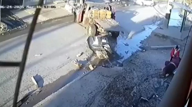 Un camión se subió a la vereda y atropello a una mujer y dos nenas