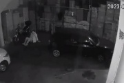 Ciudadela: Ingresó el auto al garage, dejó el portón abierto y los delincuentes aprovecharon para robarle