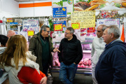 Valenzuela recorrió barrios y comercios de Hurlingham: “Cobran muchos impuestos que no vuelven en obras