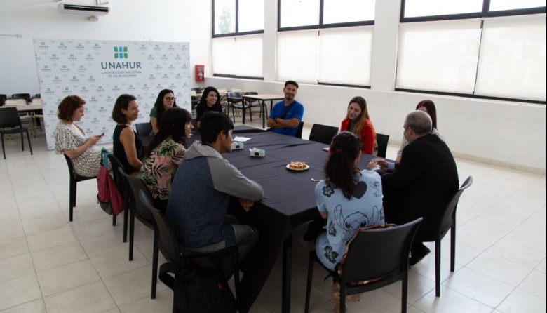 Reunión con estudiantes de intercambio en la UNAHUR