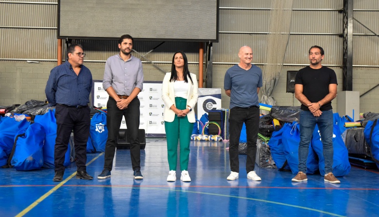 Noe Correa participó de la entrega de material deportivo para escuelas de Malvinas Argentinas