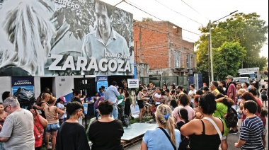 Juan Pablo Zaragoza entregó kits escolares a chicos y chicas en Pablo Podestá