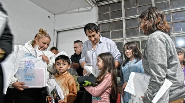 Juan Pablo Zaragoza encabezó entrega de kits escolares y guardapolvos a vecinos de Tres de Febrero