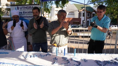 UTHGRA San Martín endulza el aniversario de Villa Ballester con una torta gigante