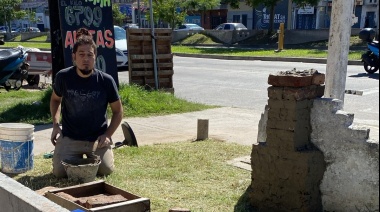 Concejal liberal de Tres de Febrero trabajó como albañil para mejorar un espacio en la comunidad