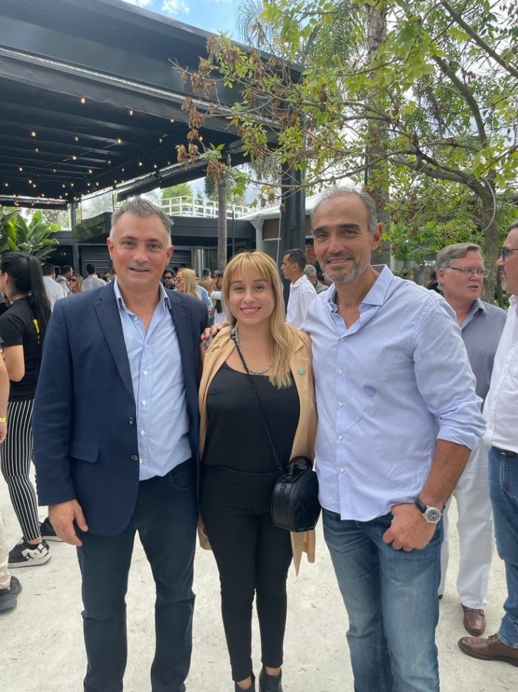 Avila junto a Sebastian Pareja (izq) y Lula Menem (der)