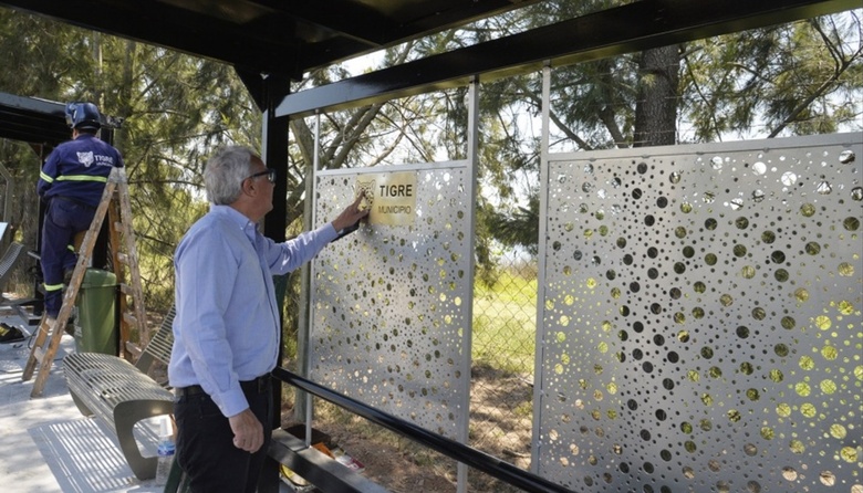 Julio Zamora supervisó la construcción de nuevos refugios en paradas de ...