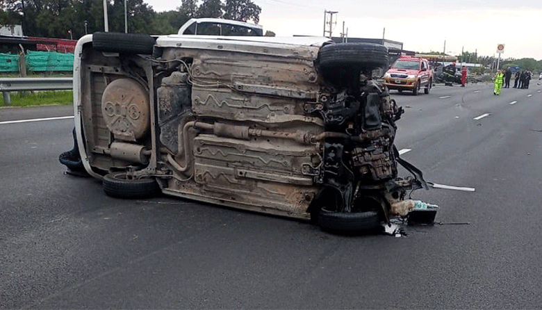 Un muerto y tres heridos en choque en Panamericana, altura Escobar
