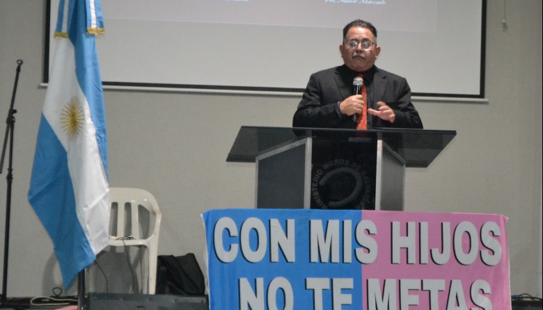 El pastor Néstor Mercado advirtió sobre el avance de la ideología de género en una conferencia en Don Torcuato