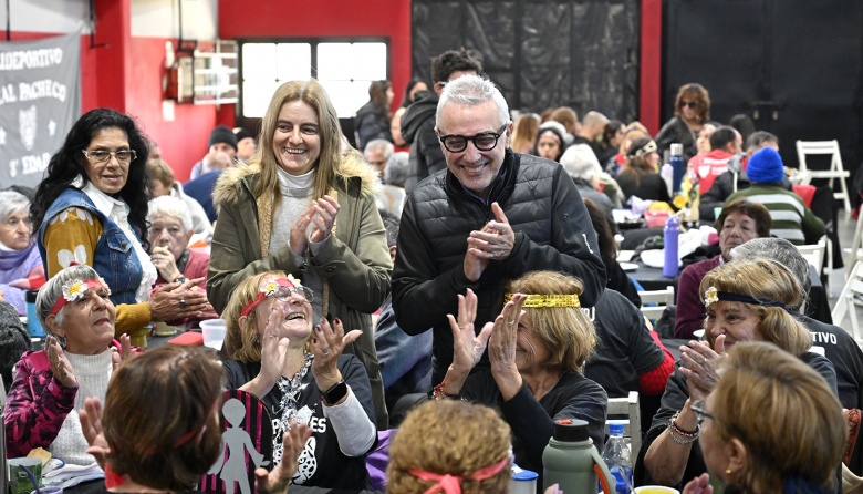 Julio Zamora a vecinos de la Tercera Edad: "Compartimos alegrías y sufrimientos pero siempre juntos para tratar de encontrar soluciones a las problemáticas actuales"