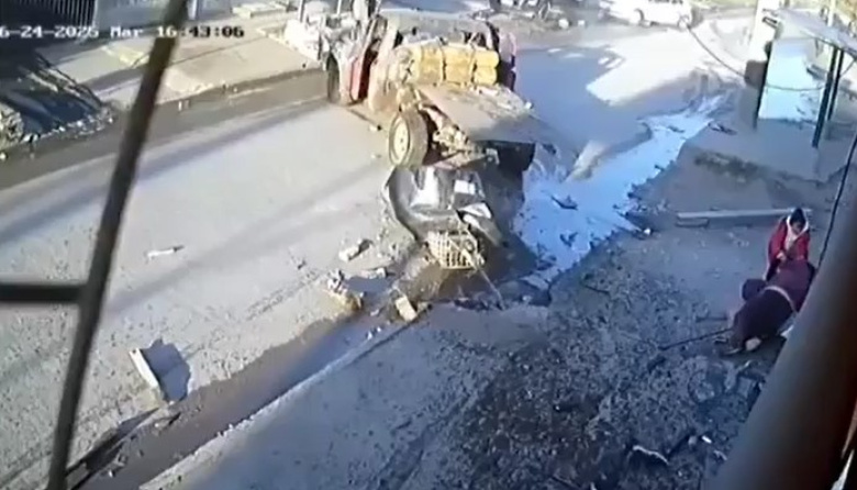 Un camión se subió a la vereda y atropello a una mujer y dos nenas