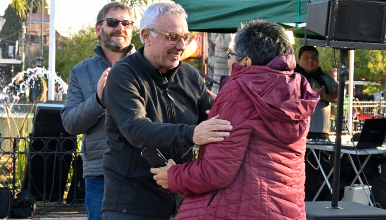 En la plaza de El Talar, Julio Zamora acompañó una nueva edición de la feria de la ONG Manos Solidarias