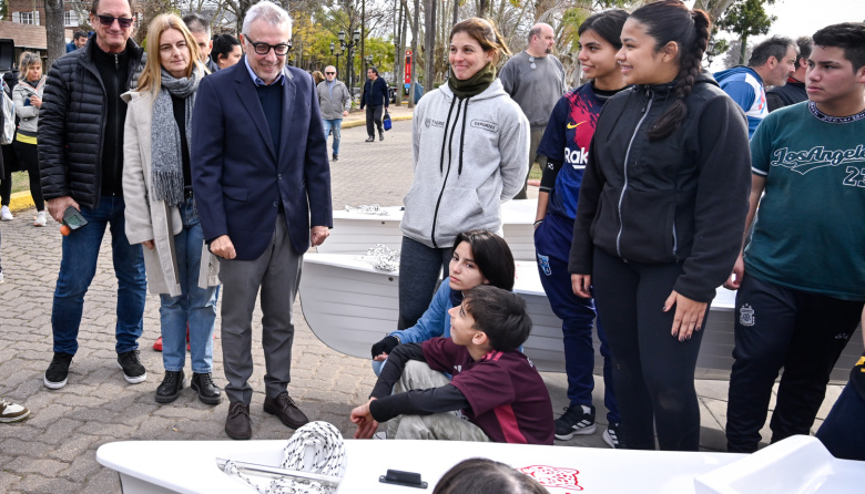 Julio Zamora encabezó la entrega de nuevos botes que potencian el desarrollo de la Escuela Municipal de Remo de Tigre