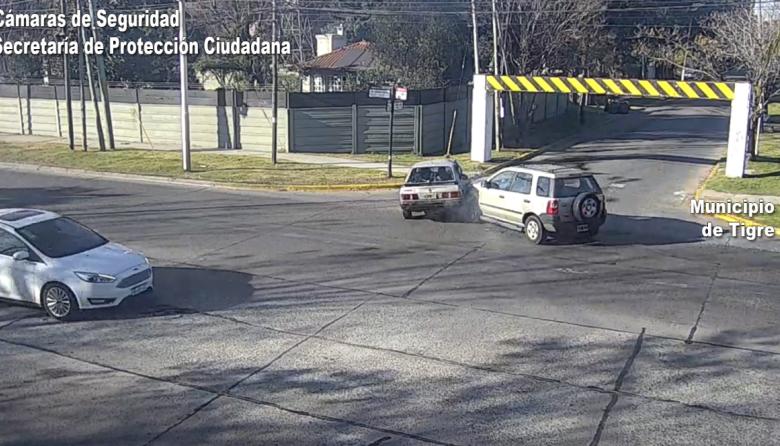 Operativo rescate en Ricardo Rojas tras un choque vehicular: una mujer quedó atrapada en su auto pero fue asistida rápidamente 