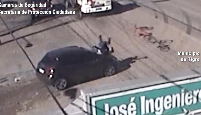 Rincón de Milberg: un auto impactó a un ciclista que cruzó con el semáforo en rojo