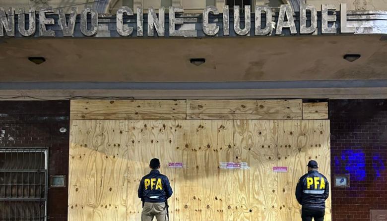 Allanan un cine porno de Ciudadela y detienen a los dueños por explotación sexual