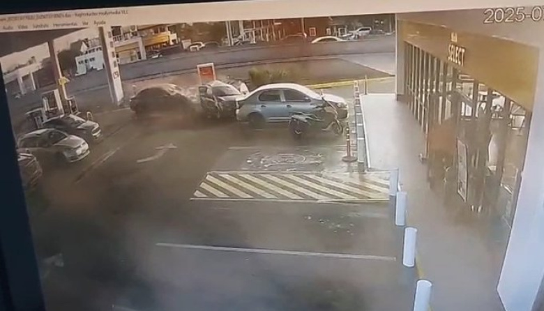 Así fue el accidente donde un hombre se desmayo en el auto, chocó a otro y mató a una mujer