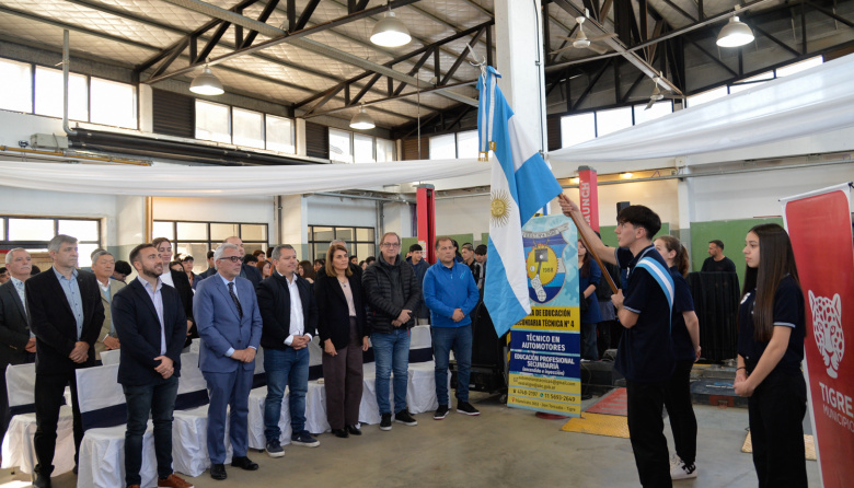 En Don Torcuato, Julio Zamora acompañó la entrega de un vehículo a la Escuela Técnica N° 4 junto a autoridades de Ford Argentina