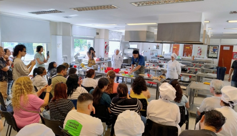 Gran participación en la clase magistral de sushi en UTHGRA San Martin