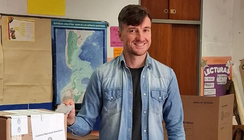 En horas del mediodía, sufragó el intendente Lucas Ghi