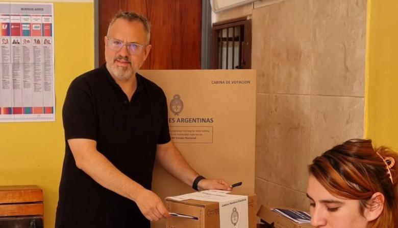 Valenzuela votó en Tres de Febrero: “Cada voto es una expresión de libertad y compromiso con el futuro”