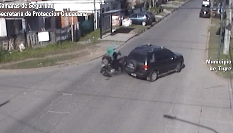 Imprudencia en General Pacheco: una moto embistió a una camioneta, el conductor salió despedido y golpeó contra el asfalto