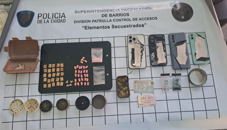 La Patrulla de Control de Accesos de la Policía de la Ciudad detuvo a cuatro personas con más de 60 dosis de drogas sintéticas