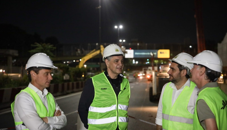 Dellepiane: montaron la segunda viga del nuevo puente y esta noche se cortará la autopista para instalar la última