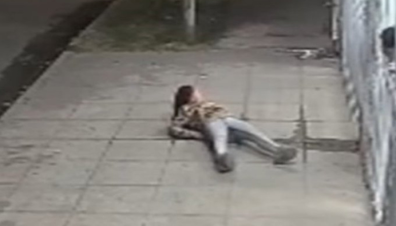 Una guerra entre vecinos en Laferrere terminó con una joven baleada