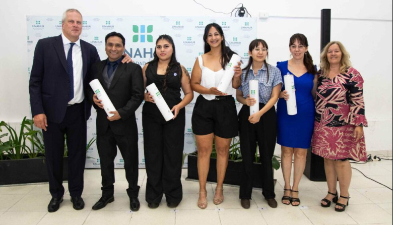 50 nuevos egresados y egresadas de carreras de pregrado recibieron su título en la UNAHUR