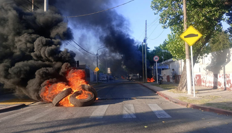 Protesta de municipales en Morón: destrozaron el Concejo Deliberante porque no les pagaron las horas extras