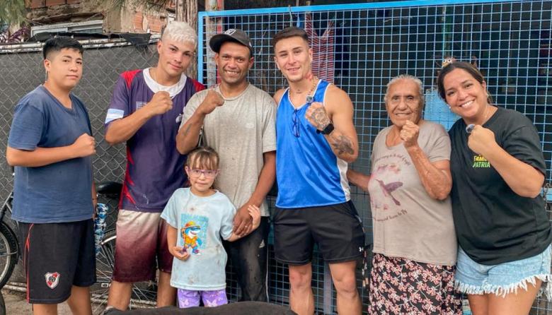 Recorrida en Villa Trapito: una dirigente libertaria dialogó con vecinos sobre la cruda realidad del barrio