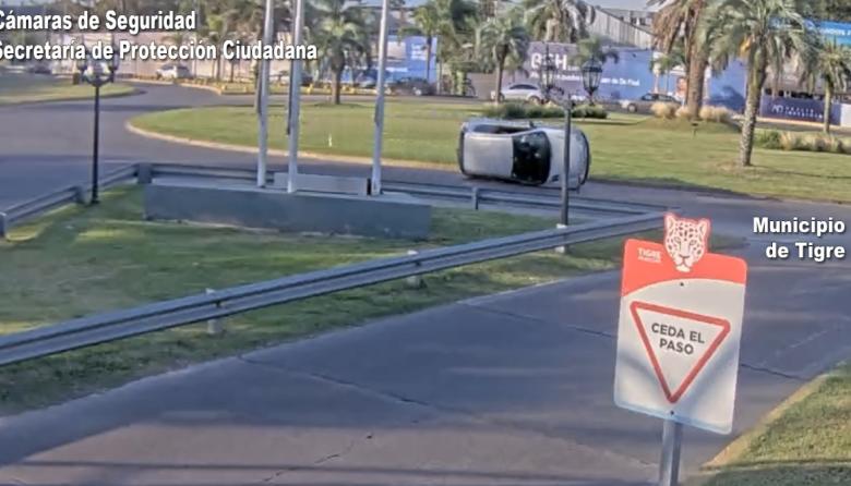 Conducía a alta velocidad, perdió el control del vehículo y volcó en Rincón de Milberg