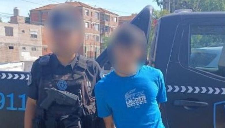 Dos jóvenes, uno de ellos menor con antecedentes por robo, fueron detenidos luego de una frenética persecución