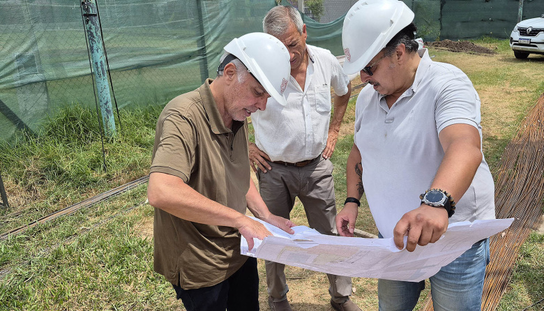 A fin de reforzar la infraestructura deportiva, avanza la instalación de un nuevo cerramiento desplazable en el natatorio del Polideportivo San Martín