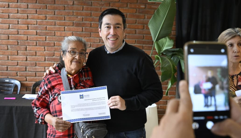 Nardini entregó escrituras definitivas a 33 familias malvinenses