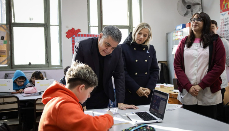 La Ciudad prohíbe el uso de celulares durante clases en la escuela secundaria