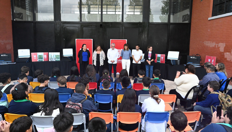 Fortalecimiento educativo: Julio Zamora encabezó la entrega de kits escolares a 225 estudiantes del distrito