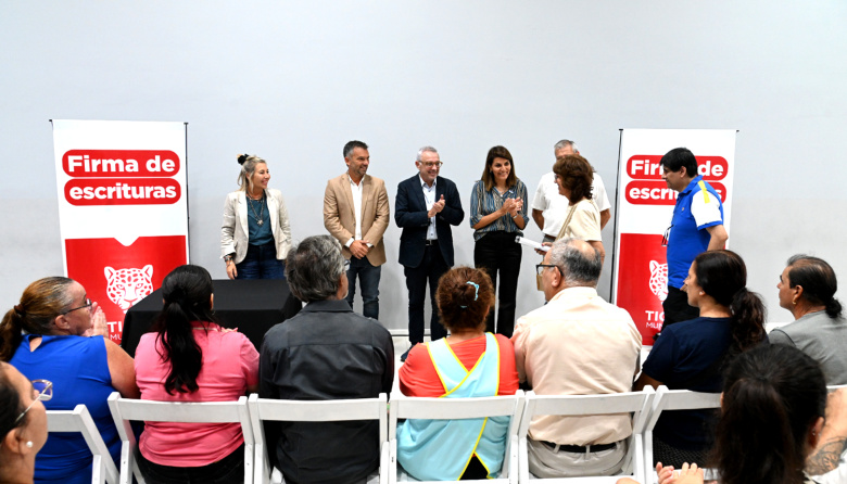 En el HCD, Julio Zamora acompañó a 40 familias de Tigre en una nueva firma de escrituras