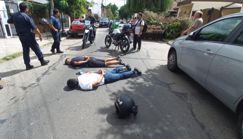 Entradera, fuga y choque: Cayeron tres ladrones con auto mellizo