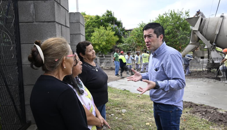 Nardini recorrió el avance de obra de pavimentación de la calle Estado de Israel