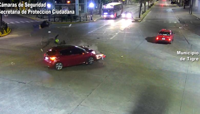 Impactante accidente vial en General Pacheco: el conductor de una moto y su acompañante volaron por el aire