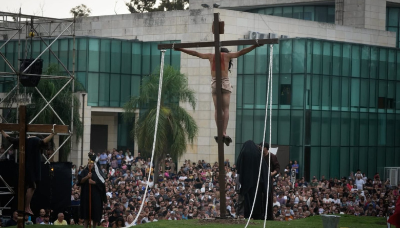 Malvinas Argentinas vivió el Vía Crucis junto a sus comunidades parroquiales