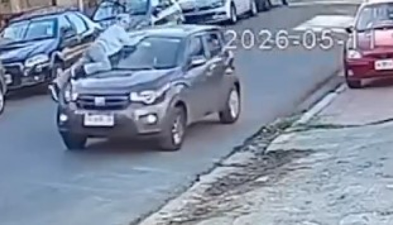 Una mujer se subió al capot para evitar el robo de su auto y fue arrastrada varios metros