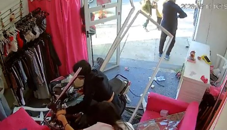 Dos chicas de 14 años perdieron el control de la moto y se estrellaron con un local
