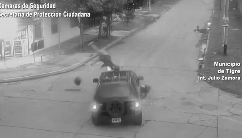 Imágenes sensibles de una motociclista que voló por el aire luego de un fuerte accidente vial en Don Torcuato