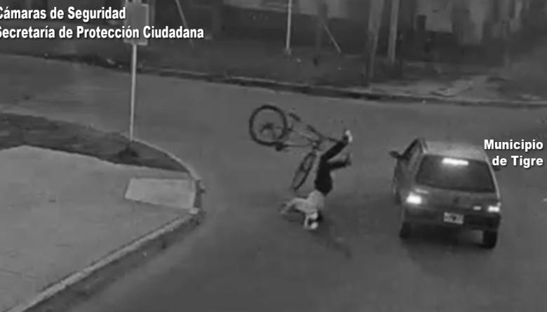Ciclista cruzó de manera imprudente y fue atropellado por un automóvil en General Pacheco: está fuera de peligro