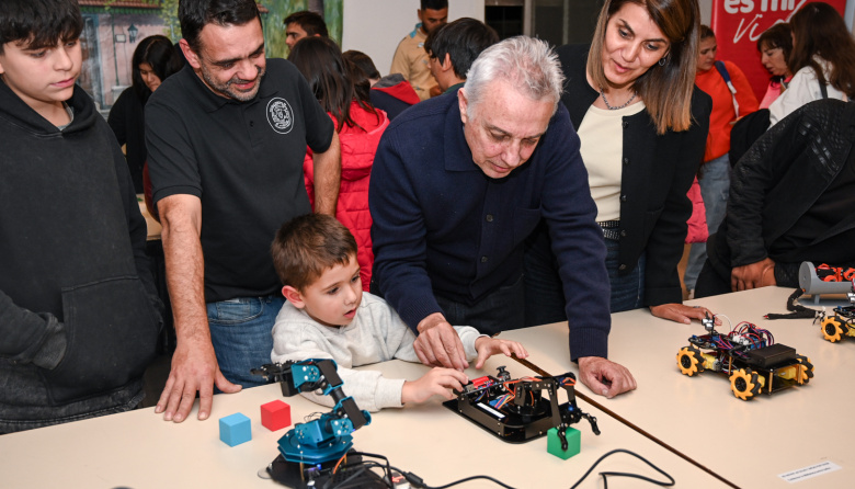 Fortalecimiento digital: Julio Zamora acompañó la apertura de una nueva sede de la Escuela Municipal de Tecnología y Robótica