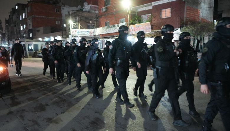 Operativo de saturación en la villa 1-11-14: detenidos, droga secuestrada y locales clausurados